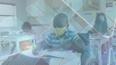 Çocuk eğitim sınıfında kurşun kalem ve yazı indirirken yarı saydam elmas animasyonları kaplıyor. Sınıf, erişilebilirlik, çeşitlilik, konsantrasyon, öğrenme, takım çalışması, kapsayıcı