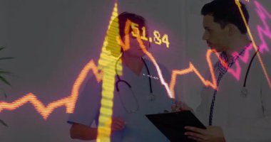 Hemşire hastanedeki doktor panosuna kalem doğrultup hasta verileri için animasyon çizelgesini aktifleştiriyor. Tıbbi ekip, işbirliği, sağlık, veri analizi, klinik, profesyonellik, teşhis