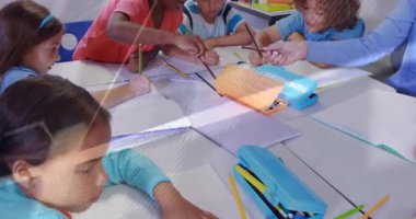 Öğretmen kalem veriyor ve öğrencilere sanat için sınıftaki büyü masalarında kağıt üzerinde çizim yaptırıyor. Sınıf, eğitim, yaratıcılık, işbirliği, öğrenme, yenilik, gençlik