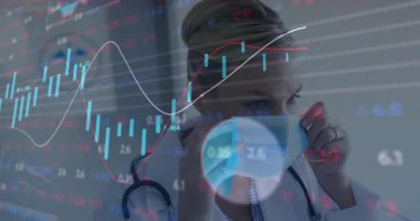 Klinisyen elinde cerrahi maske ile hastanın güvenliği için yüzen veri tablolarını tutuyor. Sağlık, strateji, veri, danışma, hijyen, profesyonellik, yenilik