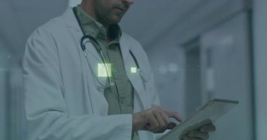 Parlayan yeşil UI elementlerini etkinleştirirken ve hasta verilerini incelerken doktor tableti tıklatıyor. Tıbbi, sağlık, teknoloji, yenilik, dijital, profesyonel, modern