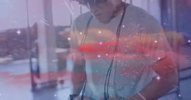 Spor salonunun kozmik kaplama sinyal çalışmasında ip atlama gerilimi ölçen erkek egzersizi. Spor, spor, atlet, antrenman, egzersiz, sağlık, güç