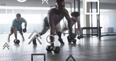 Beden eğitiminde altıgen halterleri kavrayan grup grafikle uyum sağlamak için senkronize tahta sıralarını başlatıyor. Kuvvet eğitimi, fonksiyonel fitness, egzersiz partneri, dinamik egzersiz, sağlık, motivasyon, atletizm