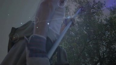 Çemberler ve çizgiler yörüngede dönerken bahçıvanlık yapan ağaç kesiciler ağaç dallarını budadı. Araçlar, açık hava, doğa, teknoloji, kesinlik, ormancılık, çevre