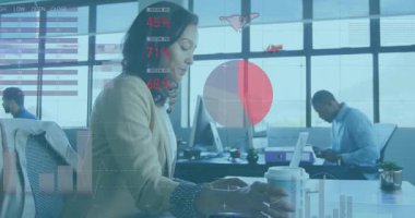 Kadın dizüstü bilgisayarın üzerinde geziniyor canlı analiz için animasyon iş veri tablolarını başlatıyor. Teknoloji, analitik, yenilik, finans, veri görselleştirme, çalışma alanı, profesyonel