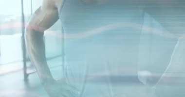 Fitness modeli, elleri kalçalara yerleştirmek, hareketli duruş ve hareketli duruş, spor salonunda hafif çizgiler. Kas, güç, atletik, modern, dinamik, performans, güç