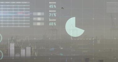 Başlangıçta dijital HUD animasyon çizelgelerini kaplar ve sisli ufuk çizgisinde veri kaymalarını görselleştirir. Analizler, görselleştirme, teknoloji, gösterge paneli, neon, fütüristik, kentsel