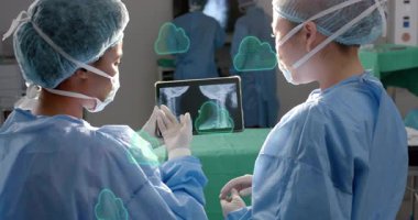 Cerrahlar tablet üzerinde geziniyorlar. Omurga taramasını canlı olarak incelemek için sağlık bulutu senkronizasyonu başlatıyorlar. Tıbbi, teknoloji, fütüristik, işbirliği, yenilik, tanı, sağlık