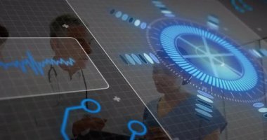 Kıdemli doktor veri incelemesi için hemşirelere rehberlik ediyor. Tıbbi teknoloji, sağlık hizmeti, yenilik, işbirliği, dijital arayüz, klinik, geleceksel