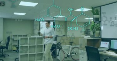 Erkek, ofisin içinde basın otuyla yürüyüp akranlarına hizmet etmek için yüzen kimyasalların arasına kahve fincanı döküyor. Profesyonel, işyeri, modern, işbirliği, yenilik, üretkenlik, teknoloji