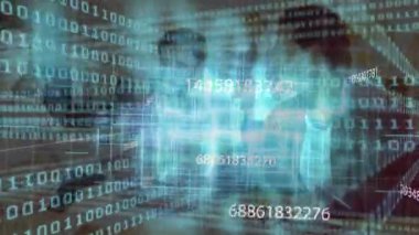 Ekip, holografik şebekeyi başlatan ve iş ölçümlerini analiz eden belgeleri inceliyor. İşbirliği, yenilik, teknoloji, fütüristik, analitik, profesyonellik, ticaret