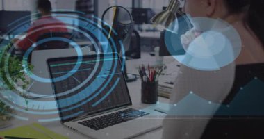 Bilgisayarın açılması geliştiricinin ofiste kod çalışmasına neden oluyor, ekranda teknik veri grafiklerini canlandırıyor. Teknoloji, yenilik, işbirliği, analitik, dijital, çalışma alanı, fütürist