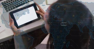 Kadın tablet kenarı tıkırdatıyor ve Sahel bölgesinin haritasını çıkarıyor. Küresel izleme verilerini üst üste yerleştiriyor. Teknoloji, veri görselleştirme, analitik, iş, fütüristik, arayüz, profesyonel