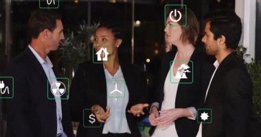 Yenilenebilir enerji konuşmalarını yöneten siyahi bir kadın yüzen ikonlar ve meslektaşlarıyla el kol hareketi yapıp gülüyor. İşbirliği, takım çalışması, yenilik, profesyonel, modern, tartışma, sürdürülebilirlik