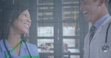 Hastanede konuşan doktorlar şebekeyi yeşil çizelgeyle gösteriyor. Düşüşler ve artış eğilimleri var. Tıbbi, sağlık, takım çalışması, analiz, işbirliği, klinik, teşhis