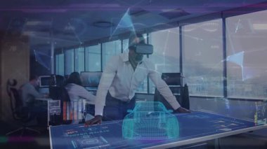 Tasarım mühendisi VR kulaklık takarak masanın üzerine yaslanıyor tasarım için arabayı dünyaya dönüştürüyor. Teknoloji, yenilik, işbirliği, fütürist, dijital, mimari, yaratıcılık