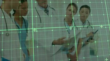 Koridorda dört doktorun bulunduğu şebeke örtüsü panoya yaslanmış tıbbi kayıtları tarıyor. Tıbbi, takım çalışması, teknoloji, profesyoneller, işbirliği, sağlık hizmetleri, dijital