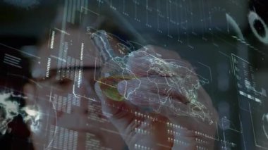 Kıdemli bilim adamı Stylus 'u yetiştiriyor. Teknoloji laboratuvarında verileri ön plana çıkaran hologramda Kuzey Amerika' yı izliyor. Teknoloji, yenilik, veri görselleştirme, fütürizm, bilgi, araştırma, dijital arayüzler