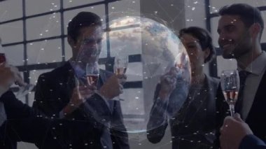 Dört iş arkadaşı şarap kadehleri kaldırıyor ve dönen ağ küresiyle başarıyı kutluyorlar. Kutlama, takım çalışması, profesyonel, modern, ağ oluşturma, başarı, işbirliği