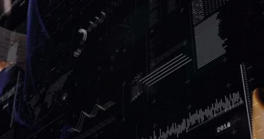 Canlı ölçümleri izleyen verileri sıralayan panelle giren hologramları harekete geçiren figür. Teknoloji, veri görselleştirme, fütüristik, analitik, dijital arayüz, güvenlik, yenilik