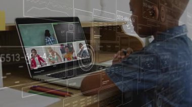 Bilgisayarda matematik öğrenmek için veri örtülerini etkinleştiren online sınıfa katılan bir çocuk. E-öğrenme, dijital eğitim, uzak sınıf, sanal arayüz, etkileşimli teknoloji, gençlik, telelkazanç