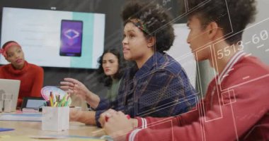 Sözcü kağıdı kapıyor ve akıllı telefon grafikleri ve veri örtüleriyle uygulama uygulaması tartışması yürütüyor. İşbirliği, beyin fırtınası, yenilik, dijital, takım çalışması, modern, analitik