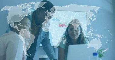 İş ekibi, şeffaf harita örtüşmesi olarak toplantıdaki grafiği analiz ediyor ve kaybolan veri eğilimlerini ortaya koyuyor. Şirket, takım çalışması, veri görselleştirme, profesyonel, işbirliği, analitik, modern