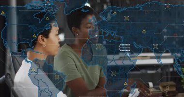 Yeşil elbiseli kadın akran değiştiriyor ve teknolojik veri analizi için şeffaf holografik haritayı etkinleştiriyor. İşbirliği, veri analizi, yenilik, dijital haritalama, takım çalışması, modernite, teknoloji