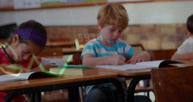 Animasyon grafikleri ve sayısal veriler eğitim için azalırken, ilkokul öğrencileri masalarda yazı yazıyorlar. Çocuklar, sınıf, öğrenim, eğitim, takım çalışması, odak, akademik