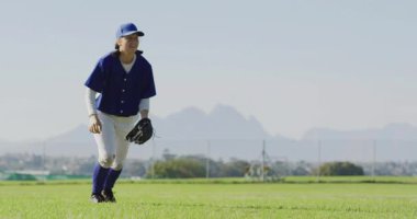 Beyzbolcu yuvarlanan topa tepki veriyor ve çizgi turuncu parçacık iziyle topu yakalıyor. Sporcu, spor, antrenman, açık hava, dinamik, hareket, takım çalışması