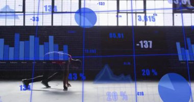 Spor salonunda başlangıç çizgisini zorlayan erkek sporcu bar ve pasta grafikleri yaparak performansı takip ediyor. Sporcu, antrenman, analitik, yenilik, hız, performans, veri görselleştirme