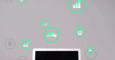 Arka planda yüzen yeşil altıgen simgeleri dizüstü bilgisayarlı fare kaydırma istatistiklerini başlatıyor. Teknoloji, sürdürülebilirlik, yenilik, veri görselleştirme, dijital çalışma alanı, çevre bilinci, modern tasarım