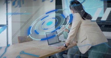 Adam iş toplantısı sırasında holografik arayüzü aktif hale getirerek grafikleri gösteriyor. Futuristik, teknoloji, işbirliği, yenilik, dijital, çalışma alanı, profesyoneller