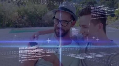 Akıllı telefondaki verileri araştıran sakallı bir adam teknolojik bağlantıları tetikliyor. Havuz kenarını işaret eden bir arkadaş. Teknoloji, arkadaşlık, eğlence, modern, dijital, rahatlama, açık hava