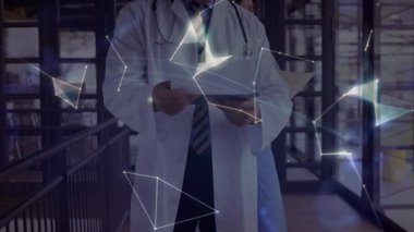 Doktor cam salonda tablet okurken hemşire sağlık dünyasını izleyen düğümleri açıyor. Teknoloji, işbirliği, sağlık, yenilik, dijital, modern, fütürist