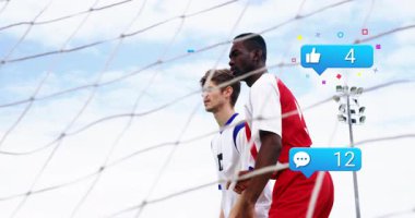 Futbolcular çapraz atağa geçip sosyal medya simgelerini sergileyerek topa vuruyorlar. Atletik, rekabet, takım çalışması, spor, canlı, dinamik, açık hava