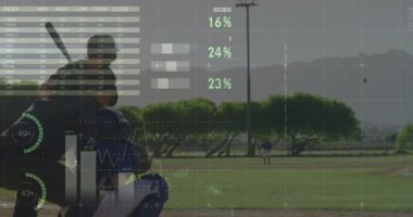 Atıcının sahaya fırlaması analiz için spor HUD 'sini tetikliyor çünkü vurucu vuruşları istatistikleri güncelliyor. Spor, analitik, teknoloji, gelecek, rekabet, veri görselleştirme, açık hava