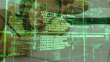 Sınıf öğrencileri kodlama arayüzü kullanırken üst üste bindirme, yazma ve gülümsemeye tepki veriyorlar. Eğitim, teknoloji, dijital, yenilik, öğrenme, yaratıcılık, çocukluk