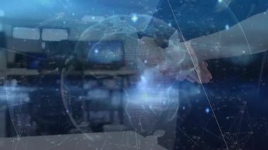 Sağ el, dönen holografik küreye ulaşıyor ve teknolojik görüşler için yakınlaşan veri kümelerini çimdikliyor. Gelecekçi, yenilikçi, veri görselleştirme, teknoloji, gösterge paneli, dijital, kurumsal