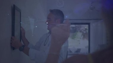 Ev tasarım partneri, ev sahibinin duvardaki resim çerçevesini ayarlamasını sağlıyor ve animasyon örtülerini ortaya çıkarıyor. İşbirliği, iç mekan, modern, dijital, estetik, uyum, dekoratif