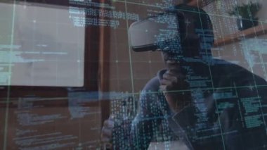 Çenenin altına yaslanan bir adam teknoloji kodlarını üst üste koyarak, VR kontrolörünü kullanarak devreleri keşfediyor. Fütürist, yenilikçi, dijital, sürükleyici, teknoloji, geliştirme, çalışma alanı