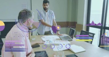 Animasyon grafikleriyle dizüstü bilgisayarlara doğru hareket eden sunucu, iş ölçümlerini tartışan ekip. Profesyonel, takım çalışması, işbirliği, veri analizi, kurumsal, modern, odaklanma