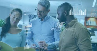 İşletme ölçümlerini gösteren grafikler zayıflarken, meslektaşlar basılı raporları ve rakamları okuyorlar. Şirket, takım çalışması, analitik, profesyonel, veri görselleştirme, işbirliği, modern