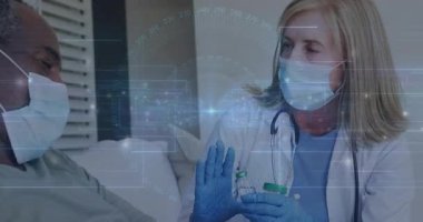 Ellerinde aşı şişeleri tutan bir sağlık uzmanı. Hastanın elini kaldırmasına rağmen enjeksiyona hazırlanıyor. Tıbbi, toplum, aşı, sağlık, güven, güven, profesyonel