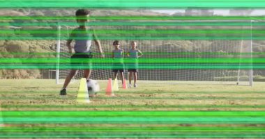 Çocuk külahta topu konumlandırıyor ve top külahta top sürerek gol antrenmanına gidiyor. Atletizm, takım çalışması, gençlik, açık hava, eğitim, kararlılık, enerji