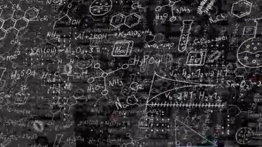 Siyah tuval beyaz çizgilerle başlıyor. Kimyasal formüller ve mavi semboller vurgu için parlıyor. Moleküler, bilimsel, dijital, laboratuvar, eğitim, şematik, veri görselleştirmesi