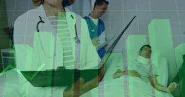 Sağlık personeli yeşil çizelgeyi aktif hale getirmek için dizüstü bilgisayar kullanıyor. Hemşireler hayati organlarında dalgalanma kaydediyor. Sağlık, tıbbi, analiz, teşhis, yenilik, profesyonel, teknoloji