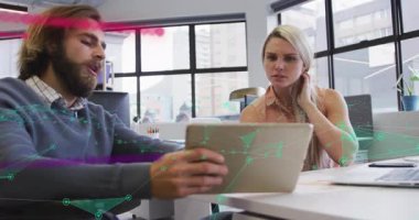 İş arkadaşları tableti alıp veri analizini başlatıyorlar, ağ örtüşmeleri, arıza çizgileri arasında not alıyorlar. İşbirliği, teknoloji, dijital, yenilik, takım çalışması, modern, çalışma alanı