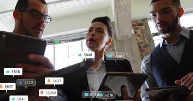 İş ekibi ekranların etrafında çoğalan simgelere neden olan cihazların verilerini inceliyor, dördüncü birleşme. İşbirliği, analitik, iletişim, teknoloji, takım çalışması, yenilik, veri