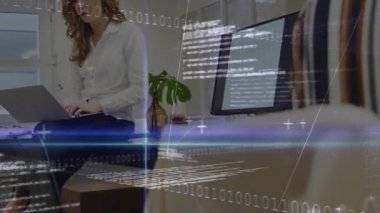 Kadın ofiste dizüstü bilgisayar açıyor, verileri yazarken ve analiz ederken animasyon ikilisini gösteriyor. Teknoloji, üretkenlik, yenilik, dijital, modern, çalışma alanı, iletişim